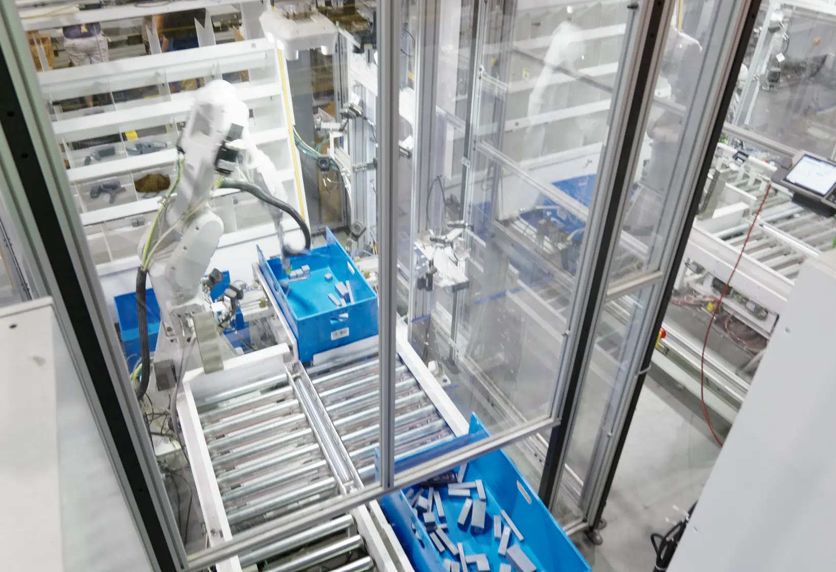 Corrugated Plastic vs Molded Plastic Containers: The 30-Second Buyer Math